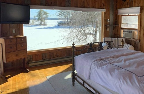 Moultonborough House | Architectural beach getaway on Lake Winnipesaukee
