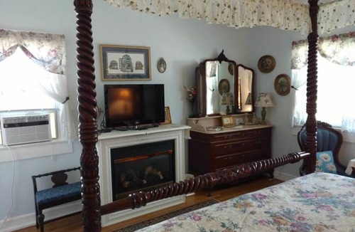 Top of the Hill Bed & Breakfast | Armistead Cottage B&B
