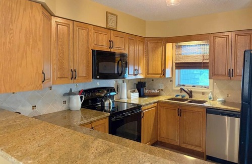 Ocean Park Condo | August Availability! 3-bed Condo steps from beach, pool, fitness & AC in OOB