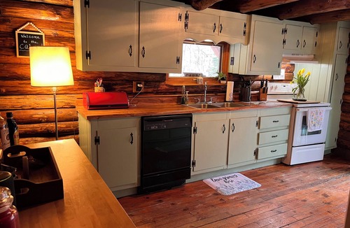 Campton Cabin | Authentic Log Cabin! Fun for families/Near Owl's Nest/20 min. from Loon!