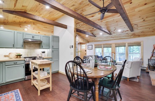 Pocono Lake Cabin | AVAILABLE Labor Day Wknd! Golf Cart, Kayaks & Pools. Game Room. Dogs Welcome!