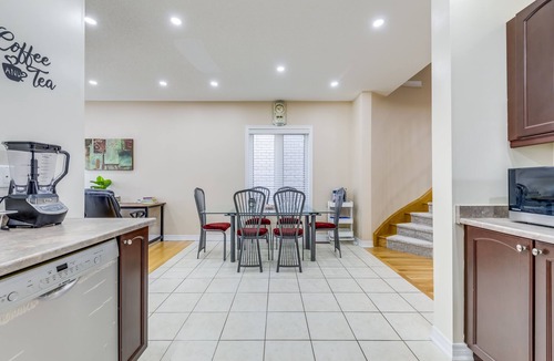 Brampton House | AVID Vacation Palace in Castlemore,Brampton