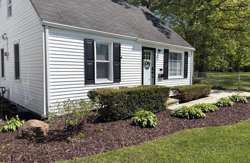 Avon Lake House | Avon Lake 4BR Cozy Comfort MCM Design right next to Park for relaxing stays!