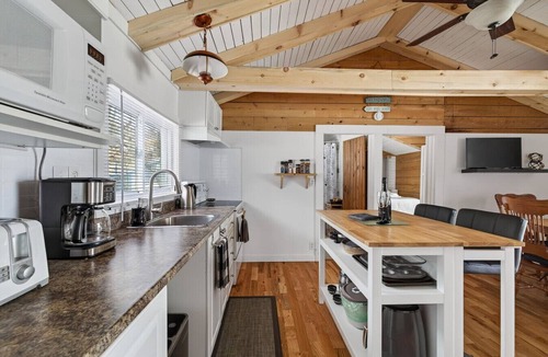 Gracefield Cottage | Awaken by the Lake Cottage | Sauna 3BR View