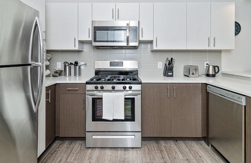 The Hill Apartment | Award-Winning Apt w/ Parking & Gym | Downtown at Yale