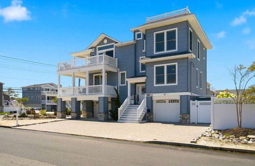 Surf City House | Awesome 5 bed, 5 bath, heated pool - short walk to the beach!