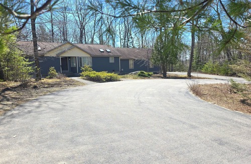 Ellsworth House | Awesome 6-bedroom house in quaint Ellsworth perfect for families