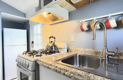 Salisbury Beach House | Baby Love Shack: walk to Beach, Eateries, Dancing, Arcades, Shows