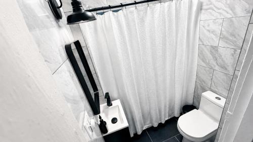 New Haven House | Bachi - Private Room 2 with Parking, Desk & Fast WiFi near Yale, Quinnipiac, SCSU & Hospitals