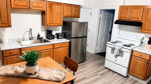 New Haven House | Bachi - Private Room 2 with Parking, Desk & Fast WiFi near Yale, Quinnipiac, SCSU & Hospitals