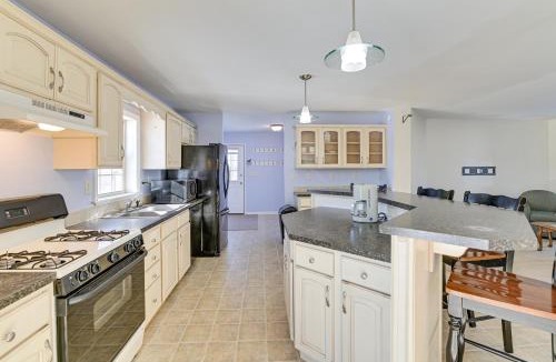 Town of Root House | ‘Backcountry Living’ Home Near Hiking in Sprakers!
