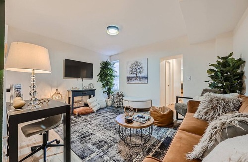 Downtown Baltimore Apartment | Baltimore Beauty! Johns Hopkins! Private Parking!