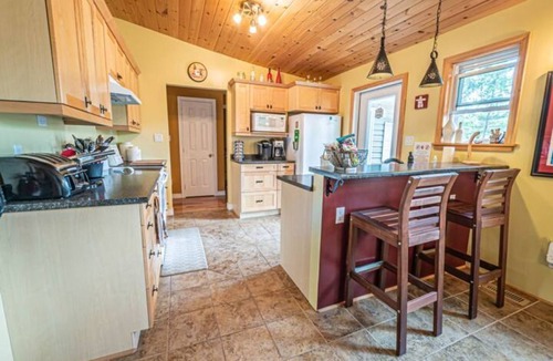Bancroft Cottage | Bancroft - Private Lakefront Cottage – Peaceful Retreat on Batelle/Rock Lake