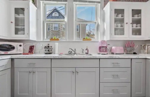 Westfield Apartment | Barbie Dream Loft! Wine/Yard/King Bed/Parking!