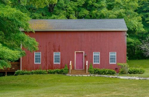 Southbury House | Barn House w/Private Pond & Dock in Southbury!