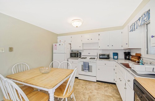 Loveladies Cottage | Barnegat Light EASY walk to guarded ocean and bay beaches- 1st floor duplex