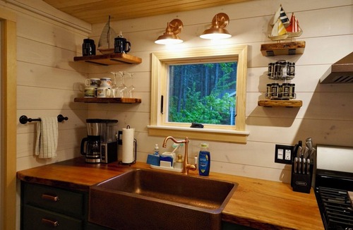 Brooklin House | Batten's ReTreat Cozy 2BR Waterfront Cabin - WiFi, kayaks, grill, dog-friendly