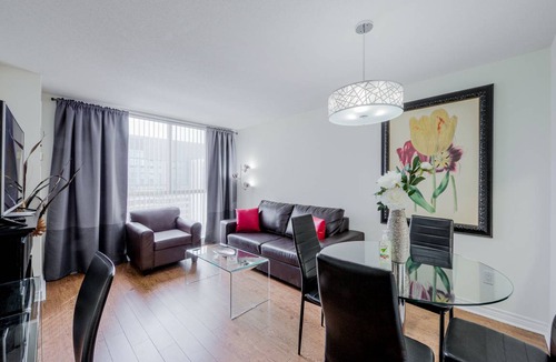 Bay Street Corridor Apartment | Bay St. Penthouse 1 Bedroom 1 Bathroom condo Sleeps 4 Walk to Sick Kids Hospital
