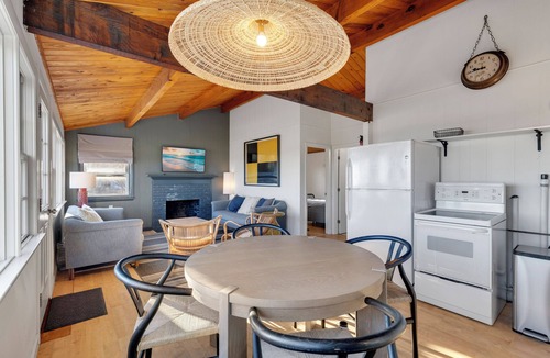 Indian Neck Heights Cottage | Bay Views, Steps to Beach, Minutes to P-Town
