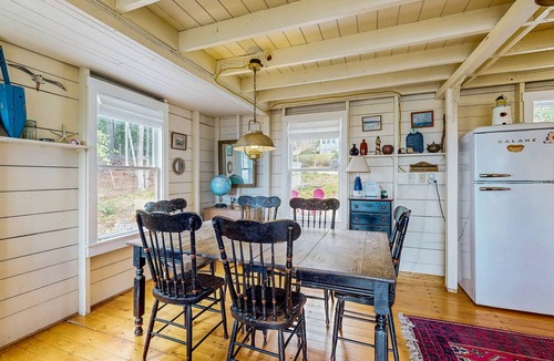 Boothbay Harbor Cabin | Bayfront cottage with fantastic views & minutes to downtown - Dog-friendly