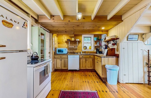 Boothbay Harbor Cabin | Bayfront cottage with fantastic views & minutes to downtown - Dog-friendly