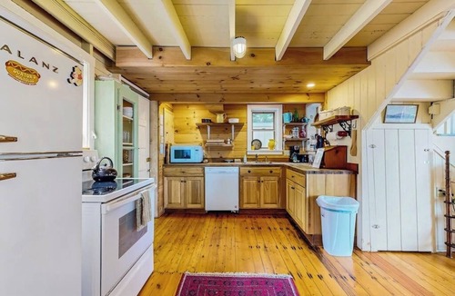 Boothbay Harbor Cabin | Bayfront cottage with fantastic views & minutes to downtown - Dog-friendly