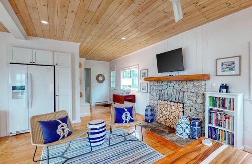 Boothbay Harbor House | Bayfront Cottage on Mill Cove w/Private Dock & Furnished Deck - Walk Downtown