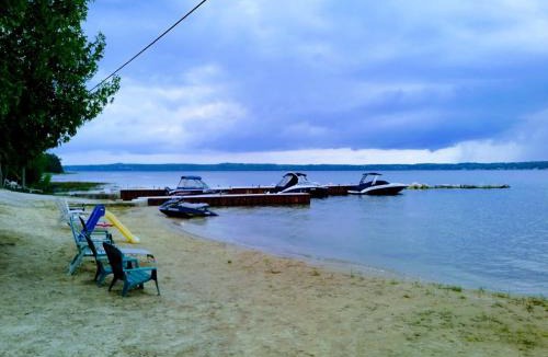 Colpoys Bay House | Bayshore Cottages