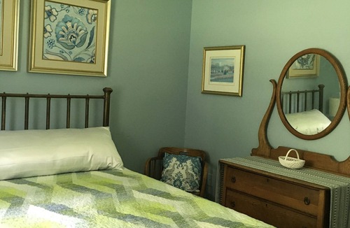 Glastonbury House | Be at home! Ideal for couples or a small family, close to many activities.