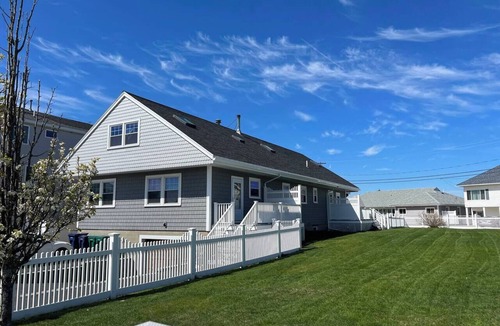 Seabrook House | Beach Apt | Steps to the Beach | Lawn | Parking