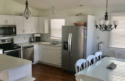 South End House | Beach Block 4BR Condo, Deck, Bikes, Beach Tags, Steps to Beach, Outdoor Shower