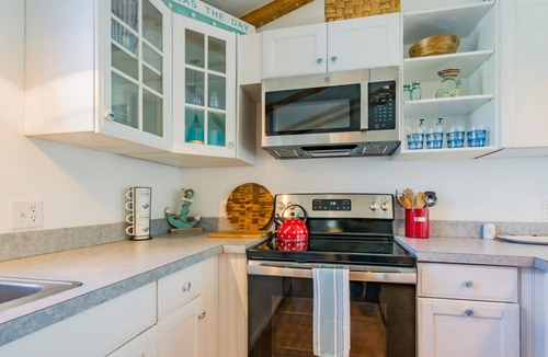 Sandwich Cottage | Beach Bungalow by the sea that will welcome your dogs within walking distance of the beach