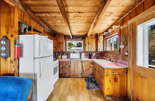 Indian Neck Heights Cottage | Beach Front Cottage With Spacious Deck (1465)
