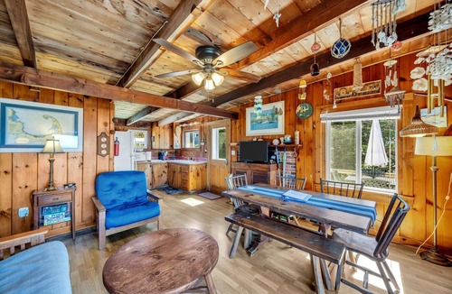 Indian Neck Heights Cottage | Beach Front Cottage With Spacious Deck (1465)