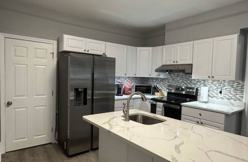Hyannis House | Beach, harbor, ferry & food-Prime Hyannis location