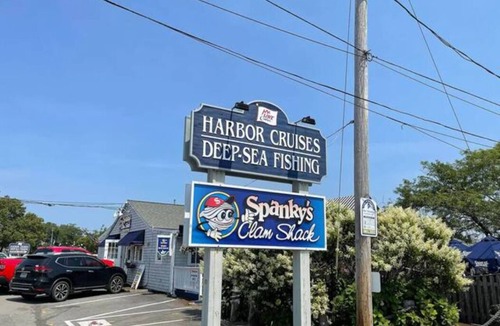 Hyannis House | Beach, harbor, ferry & food-Prime Hyannis location