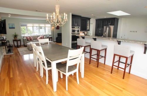 Easton's Point House | Beach house walking distance to Second Beach