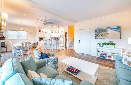 South End House | Beachfront 8BR, sleeps 24 Pet friendly, linens included, grill, 4 parking spots