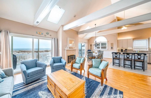 South End House | Beachfront 8BR, sleeps 24 Pet friendly, linens included, grill, 4 parking spots