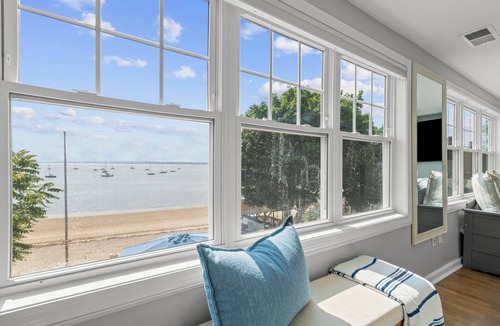 East Shore Apartment | Beachfront Apartment- 10 min from Downtown