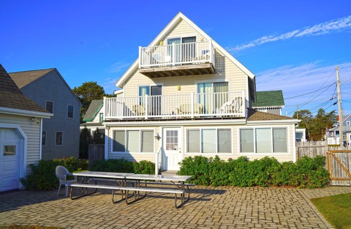 Camp Ellis House | Beachfront Family Retreat Cottage and Carriage House