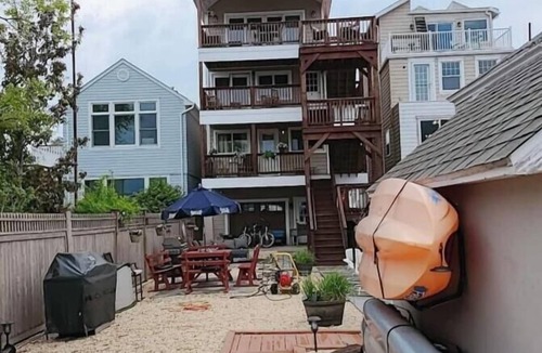 Highlands Apartment | BEACHHOUSE SUITE BEACH AND KAYAKS IN BACKYARD