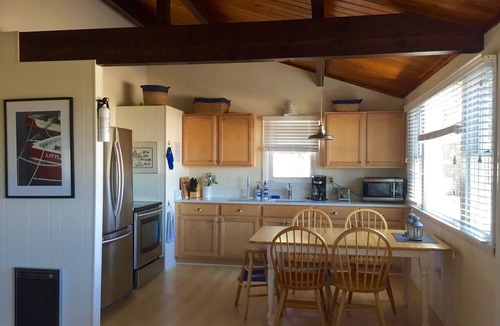 Indian Neck Heights Cottage | Beachside Bliss – Beautiful Cottage Steps from the Sea 🏖