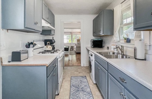 Pine Orchard Cottage | Beachside Branford- walk to Beach, Grill