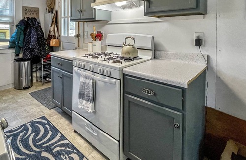 Pine Orchard Cottage | Beachside Branford- walk to Beach, Grill