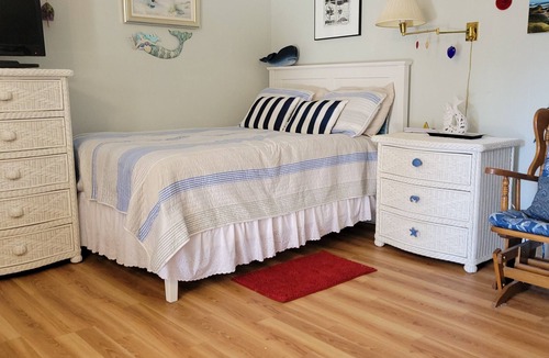 Wells Beach Condo | Beachy Condo! Cozy studio 3 minutes to Wells Beach