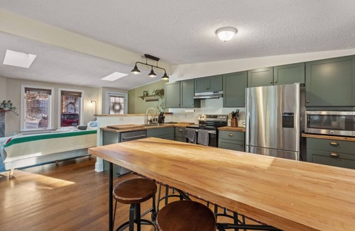 Wardsboro House | Bear Den: Hot Tub + Secluded | Sleeps 8 | Modern