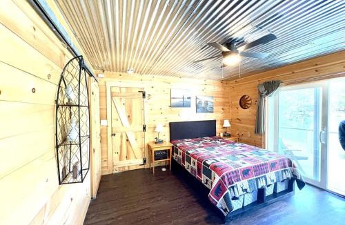 Meredith House | Bear Island Dockhouse - Paddle, Swim & Trails
