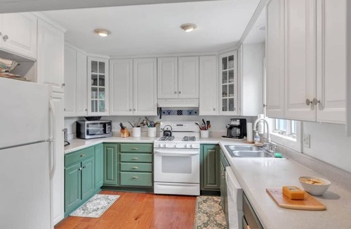 Sunderland House | Bear Pass - Mountain View 4 Bedroom Home by RedAwning