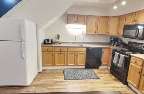 Killington Apartment | Bear8 Sleeps 20, AC, Pool, Close to Resort, Fireplaces